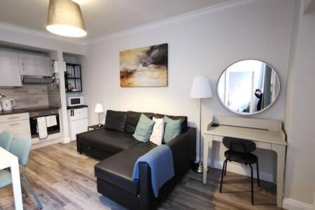 Cosy 1bed apartment with nice patio and fast WIFI F1 - main image