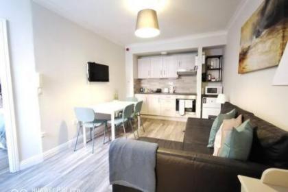 Cosy 1bed apartment with nice patio and fast WIFI F1 - image 2