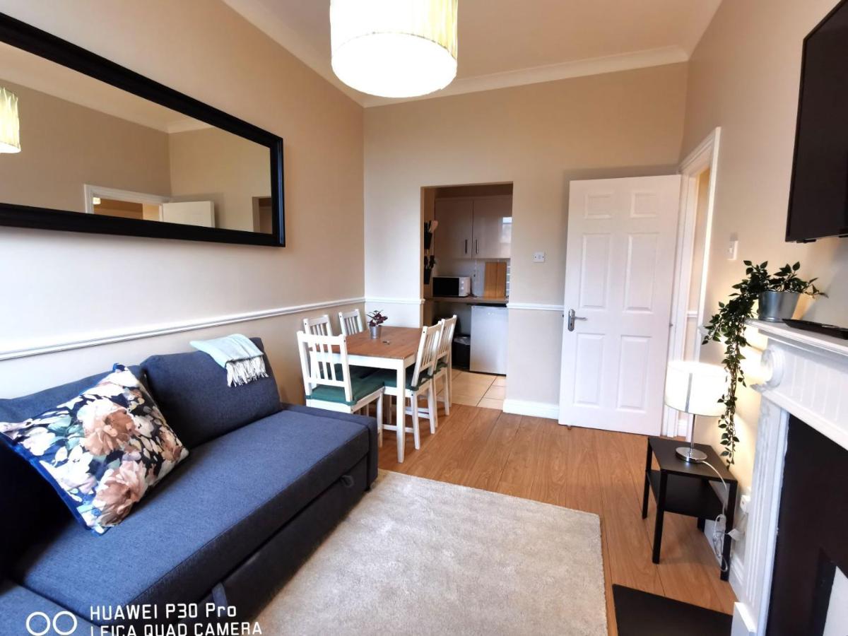 CENTRAL LOCATION 2 BED APT Fast WIFI & TV&KITCHEN - main image