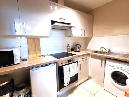 CENTRAL LOCATION 2 BED APT Fast WIFI & TV&KITCHEN - image 10