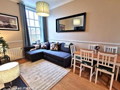 CENTRAL LOCATION 2 BED APT Fast WIFI & TV&KITCHEN - image 11