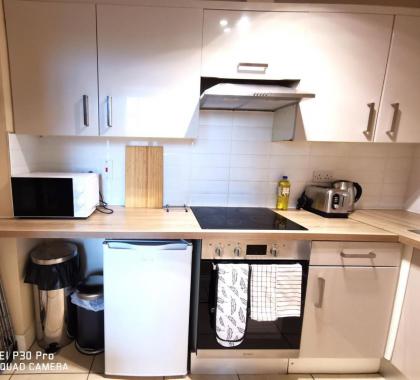 CENTRAL LOCATION 2 BED APT Fast WIFI & TV&KITCHEN - image 12