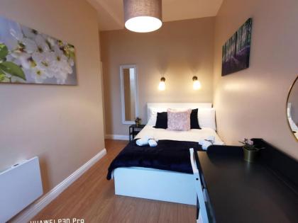 CENTRAL LOCATION 2 BED APT Fast WIFI & TV&KITCHEN - image 13