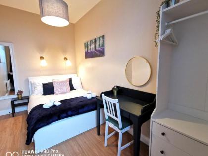 CENTRAL LOCATION 2 BED APT Fast WIFI & TV&KITCHEN - image 15