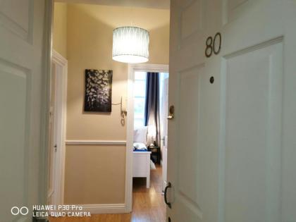 CENTRAL LOCATION 2 BED APT Fast WIFI & TV&KITCHEN - image 17