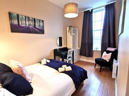 CENTRAL LOCATION 2 BED APT Fast WIFI & TV&KITCHEN - image 2