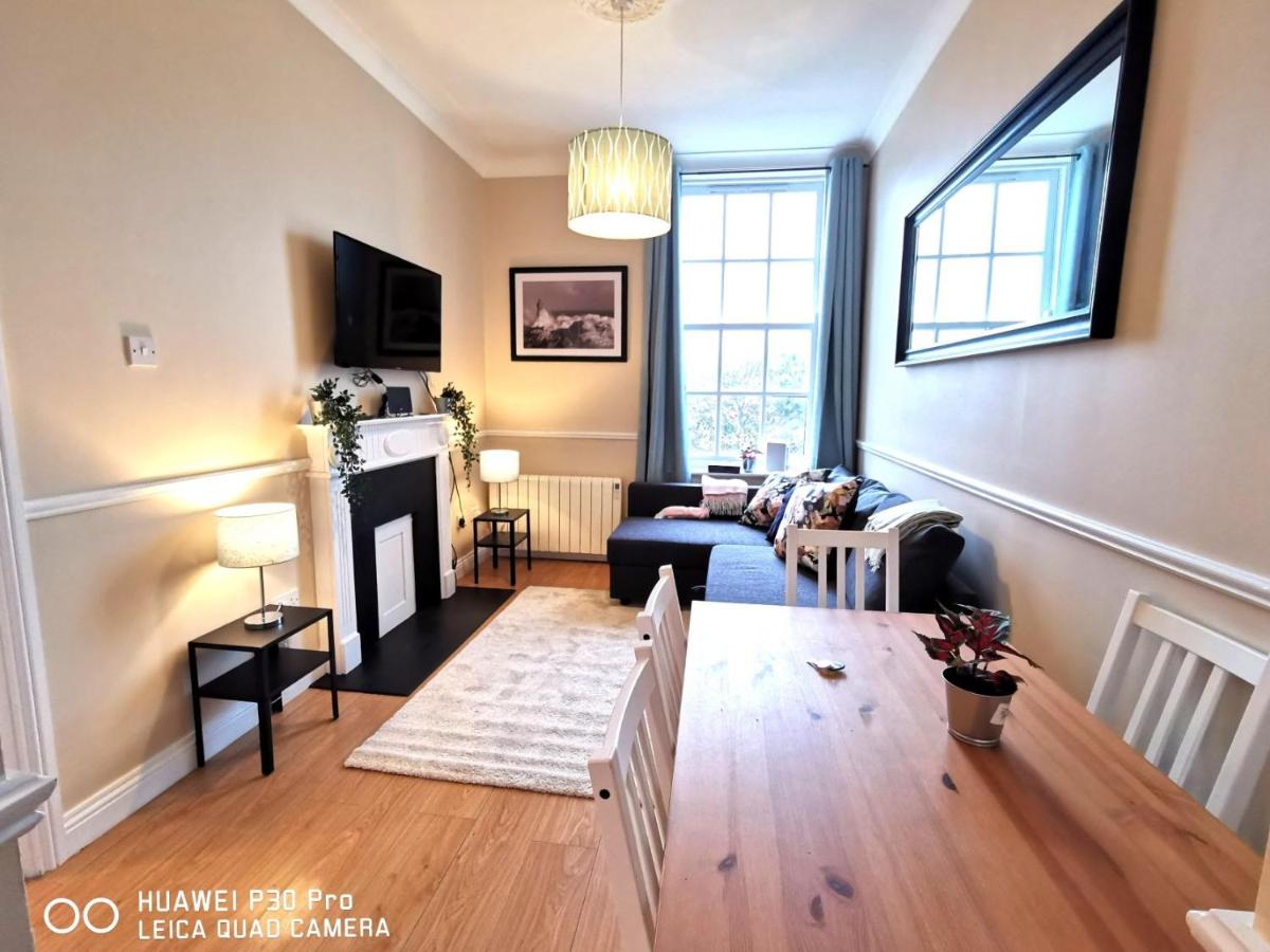 CENTRAL LOCATION 2 BED APT Fast WIFI & TV&KITCHEN - image 3