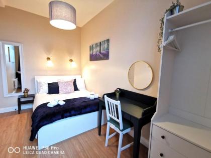 CENTRAL LOCATION 2 BED APT Fast WIFI & TV&KITCHEN - image 4