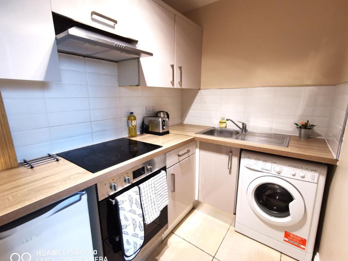 CENTRAL LOCATION 2 BED APT Fast WIFI & TV&KITCHEN - image 6