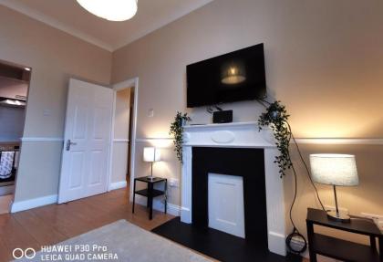 CENTRAL LOCATION 2 BED APT Fast WIFI & TV&KITCHEN - image 8