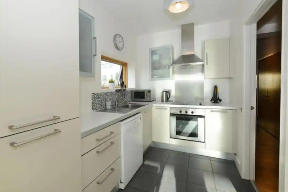 Bright 2BD Flat with Private Balcony - Dublin - main image