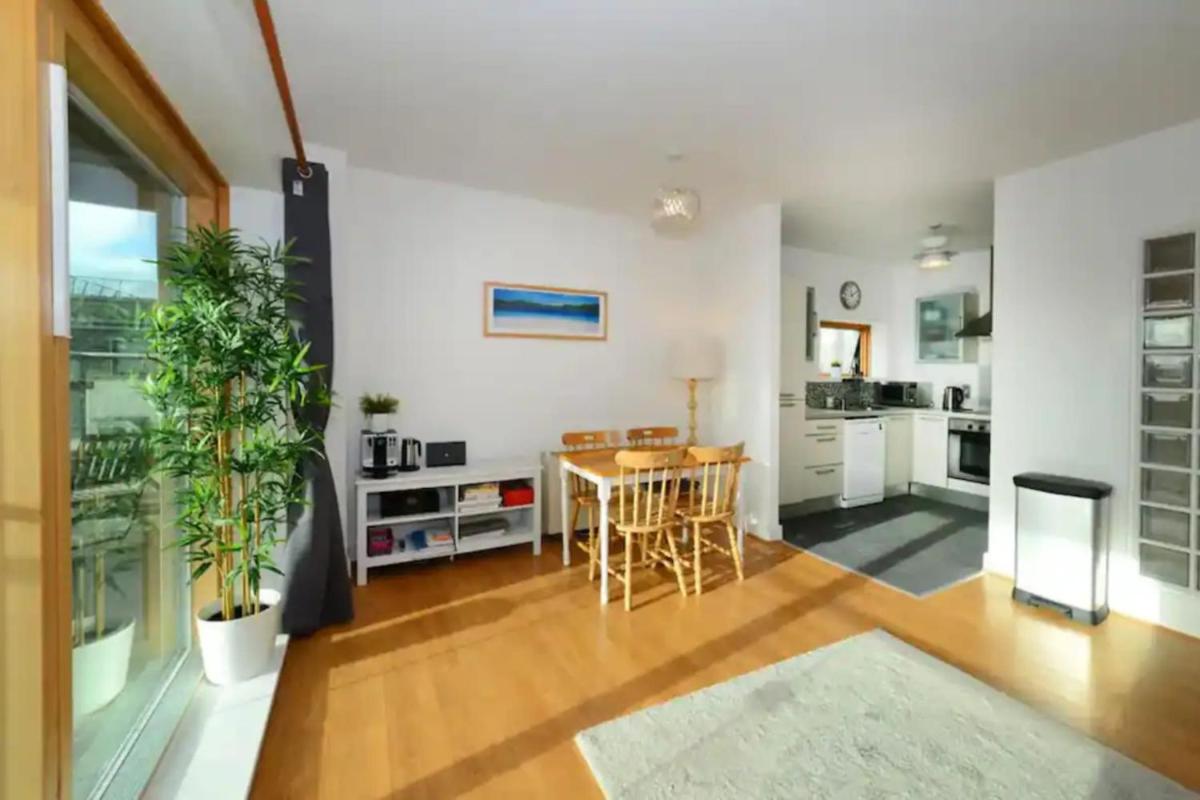 Bright 2BD Flat with Private Balcony - Dublin - image 5