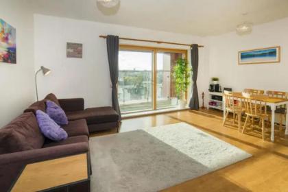 Bright 2BD Flat with Private Balcony - Dublin - image 6