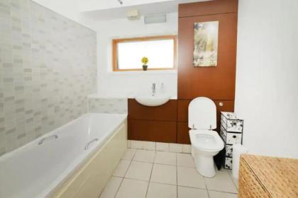 Bright 2BD Flat with Private Balcony - Dublin - image 9