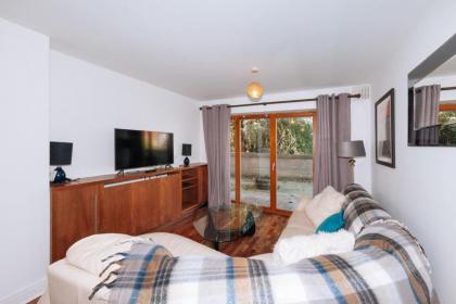 Exhilarating 2BD Flat with Outdoor Patio Dublin! - image 12