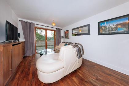 Exhilarating 2BD Flat with Outdoor Patio Dublin! - image 14